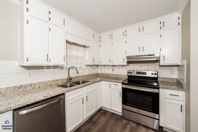 Building Photo - Beautiful 3 Bed 2 Bath Home in Hoover - Ju...