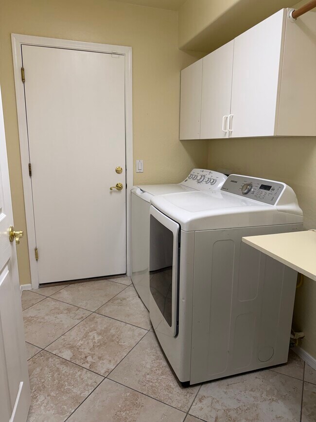 Building Photo - 6406 W El Cortez Pl