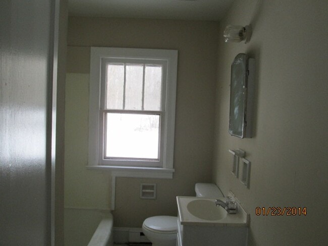 Building Photo - 3 bedroom home on 5 acres