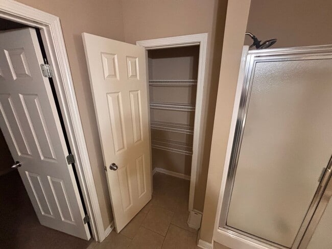 Building Photo - Beautiful 2-Bed, 2.5-Bath Townhouse in Har...