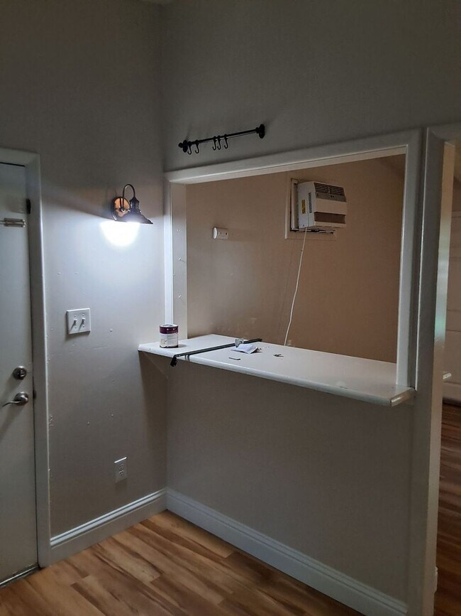 Building Photo - 2 bd 1 ba with off-street parking