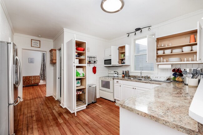 Building Photo - 1304 Dammert Ave