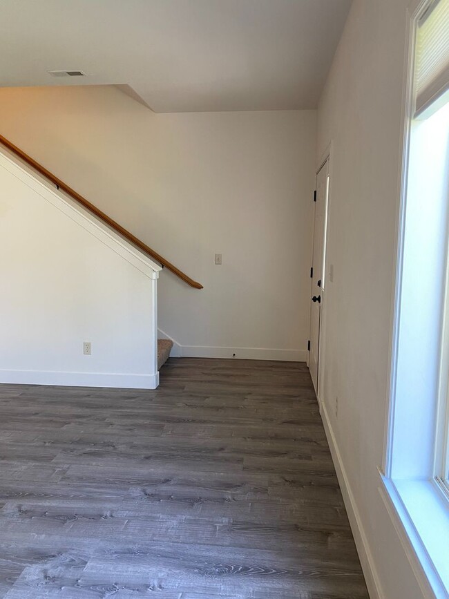 Building Photo - $200 OFF FIRST MONTHS RENT IF A LEASE IS S...