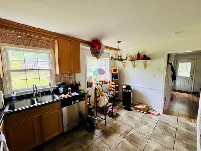 Building Photo - Charming 4-Bedroom Home with Ample Space and Modern Amenities