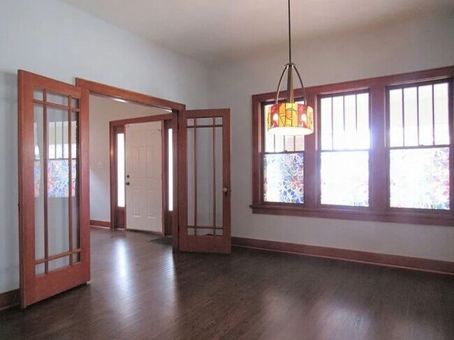 Building Photo - Stunning 4-Bed, 3-Bath Gem 1 Minute from Midtown!