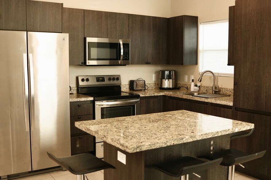 Building Photo - 1510 Deer Hls