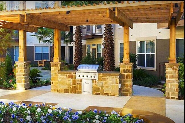 Building Photo - 7373 Valley View Ln