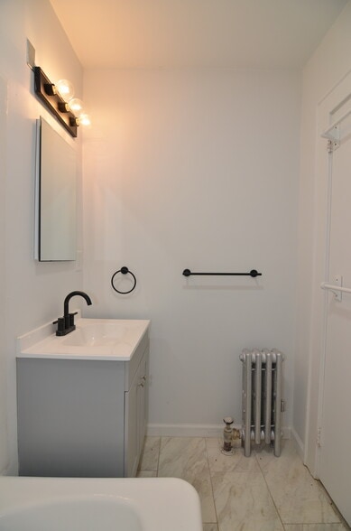 Building Photo - 12 Lake St