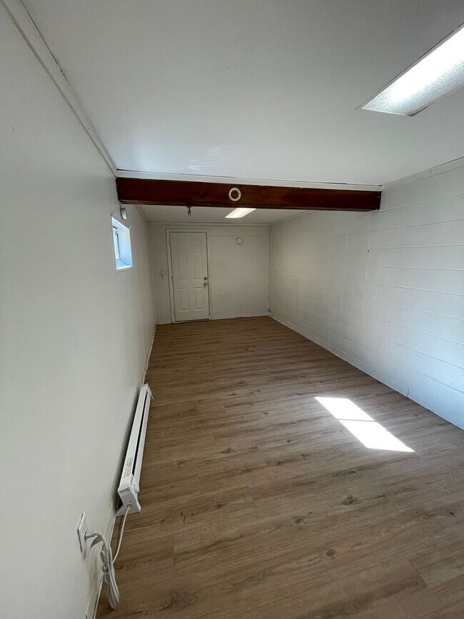 Building Photo - 402 N 6th Ave