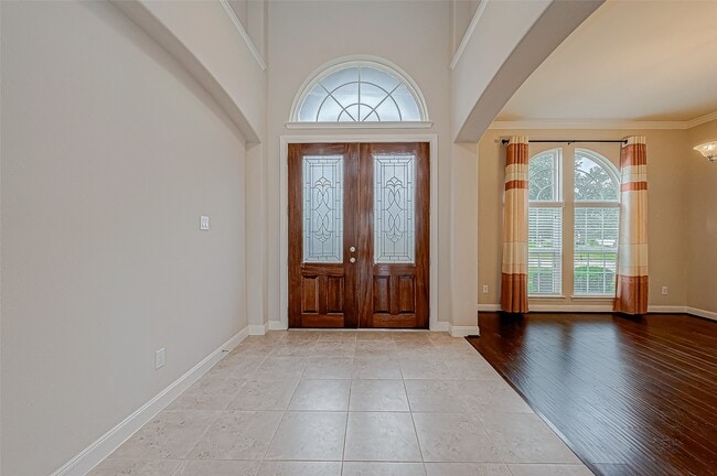 Building Photo - 25719 Oakwood Knoll Dr