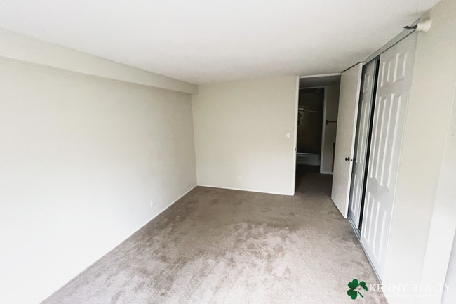 Building Photo - Top Floor One Bedroom - Easy Access to Garage Parking + Great Amenities