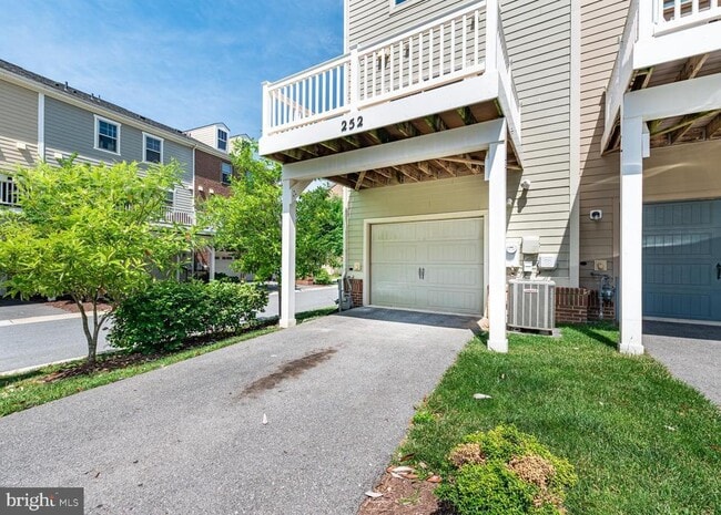 Building Photo - 252 Hemingway Dr