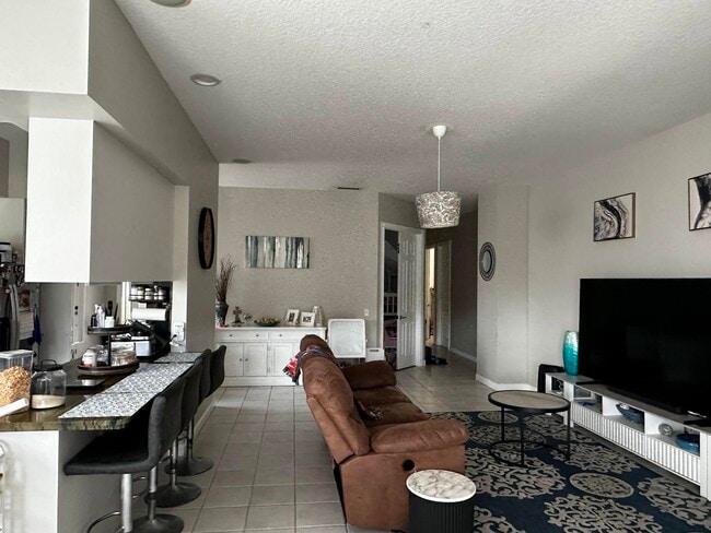 Building Photo - 2023 Valencia Dr