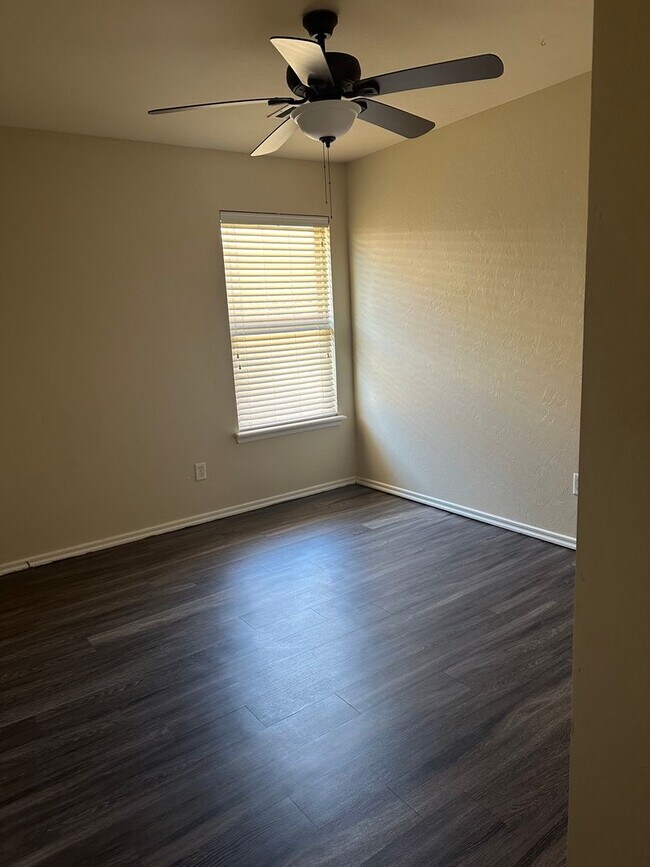 Building Photo - 4 Bd / 2 Ba in Valencia - Deer Creek Schools