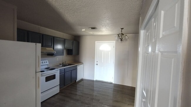 Building Photo - 925 Meadowlark Circle