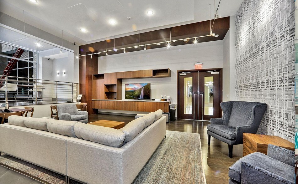 Lounge - 1025 First St SE