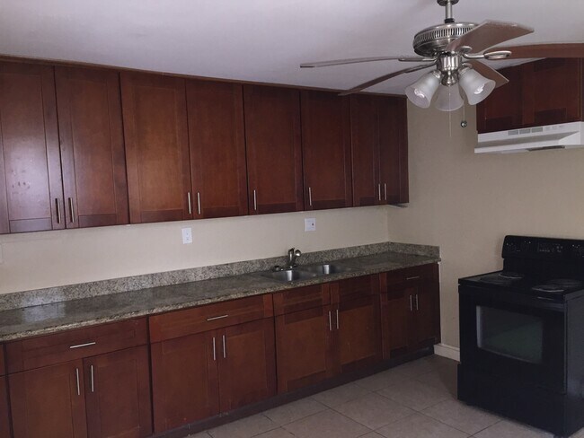 Building Photo - Completely renovated Large house, perfect for a family or young professional!