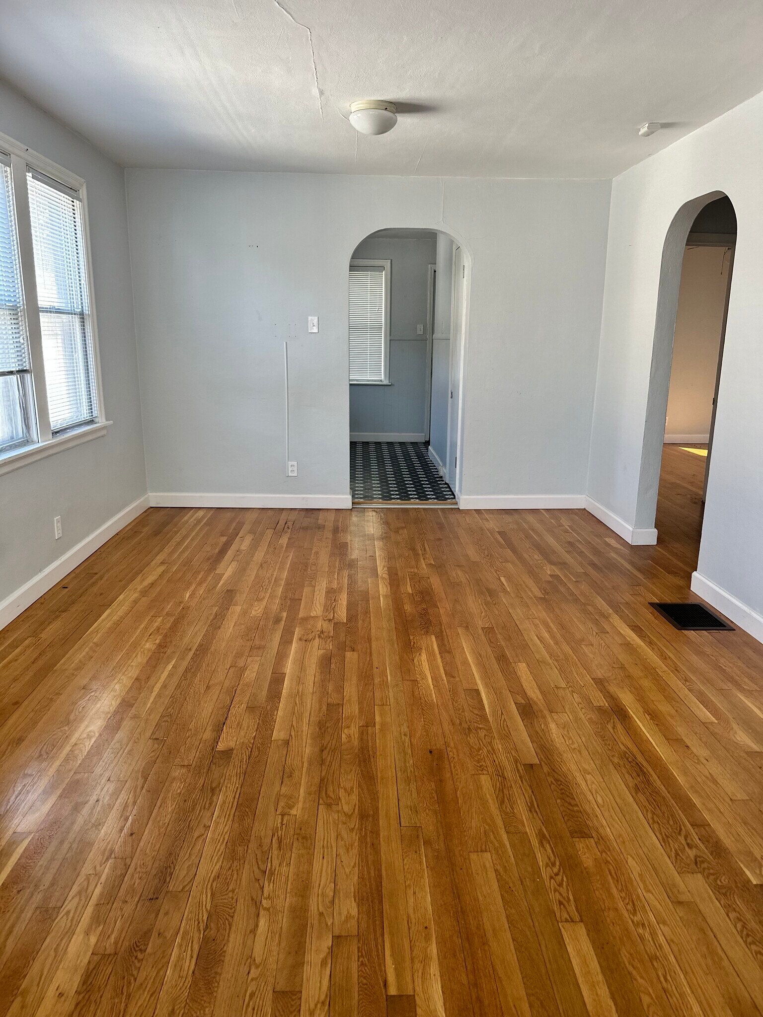 Building Photo - 6531 Leschen Ave