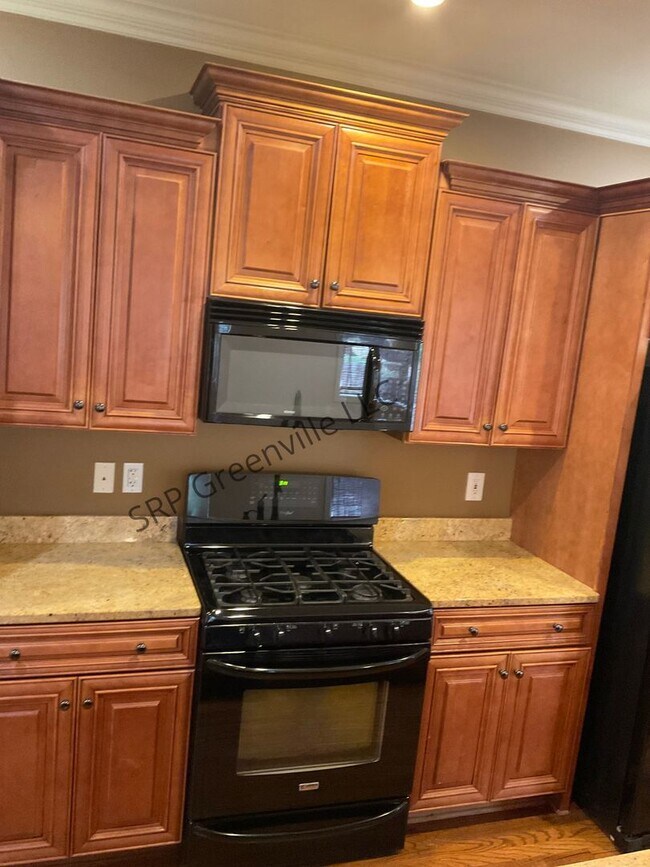 Building Photo - Four Bedroom Brick House for Rent!