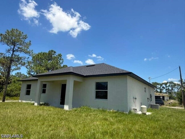 Building Photo - 908 Winters St E