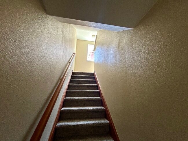 Building Photo - Beautiful 3 Bedroom Tri Level Townhome in ...
