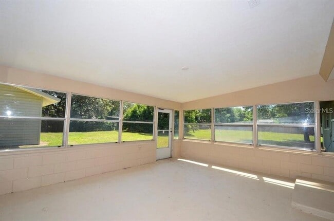 Building Photo - 615 Sarita St