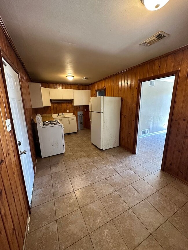 Building Photo - 3/1 move in ready! First Month's Rent FREE!