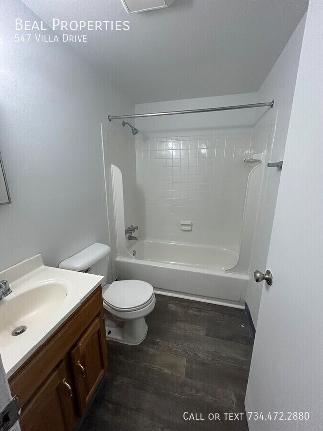 Building Photo - 547 Villa Dr