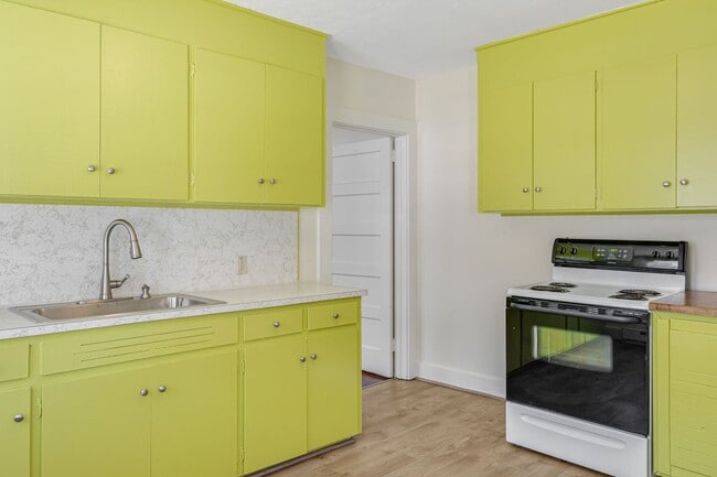Building Photo - Charming 1930s Shotgun Duplex – Updated Bath, Walk-In Pantry, Water Included