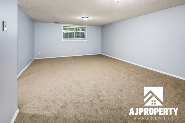 Building Photo - 4 Bedroom 2 bathroom near Memorial middle ...