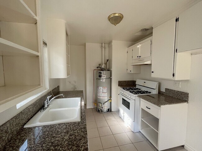 Building Photo - Locust St.