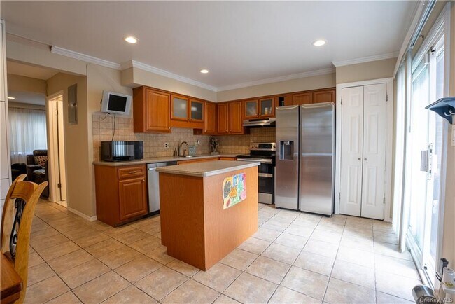 Building Photo - 204 Old Country Rd