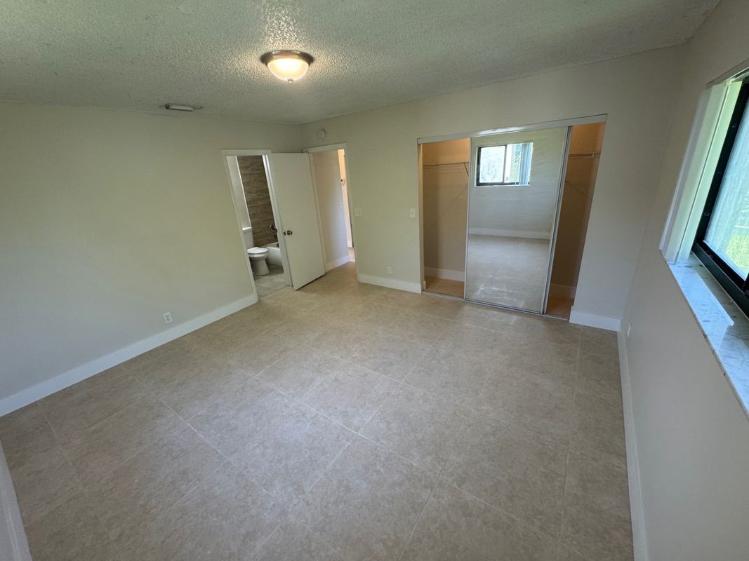Building Photo - 1141 W River Dr