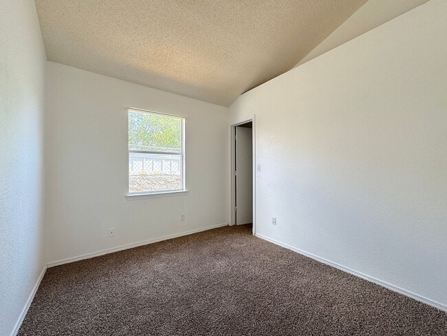 Building Photo - East El Paso 3 bed Refirg A/C