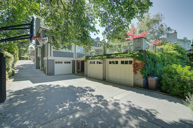 Building Photo - 5Bd/3.5Ba Medina House