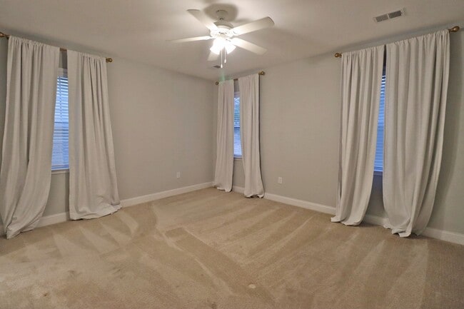 Building Photo - Fabulous 4 bedroom 2.5 Bath House ~ Minutes to Fort Jackson ~ Available June 2026!