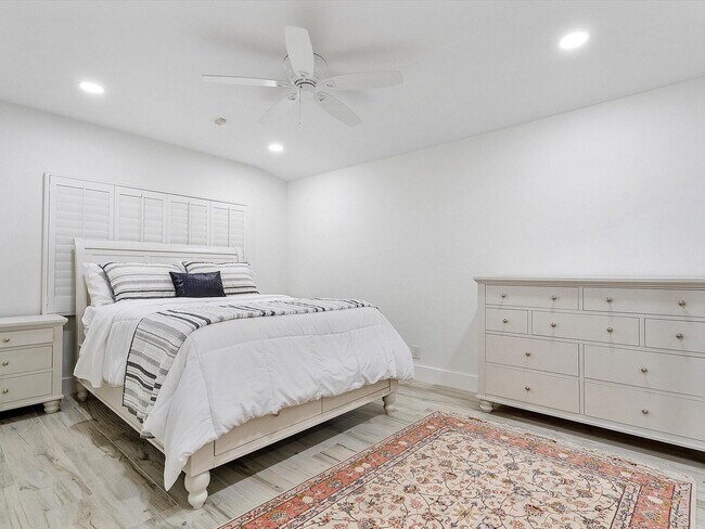 Building Photo - 411 Poinciana Dr