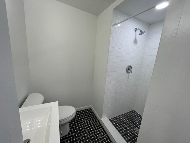 Building Photo - 2 bedroom, 1.5 bath with laundry in unit
