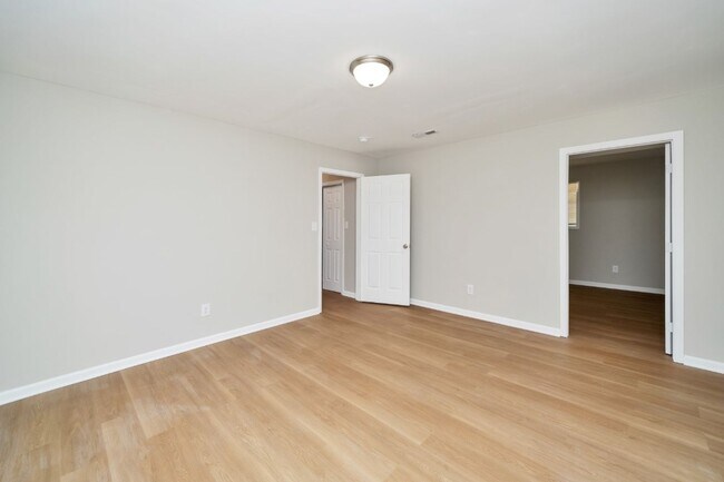 Building Photo - 429 Surrey Cir