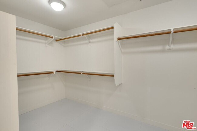 Building Photo - 5625 Crescent Park E