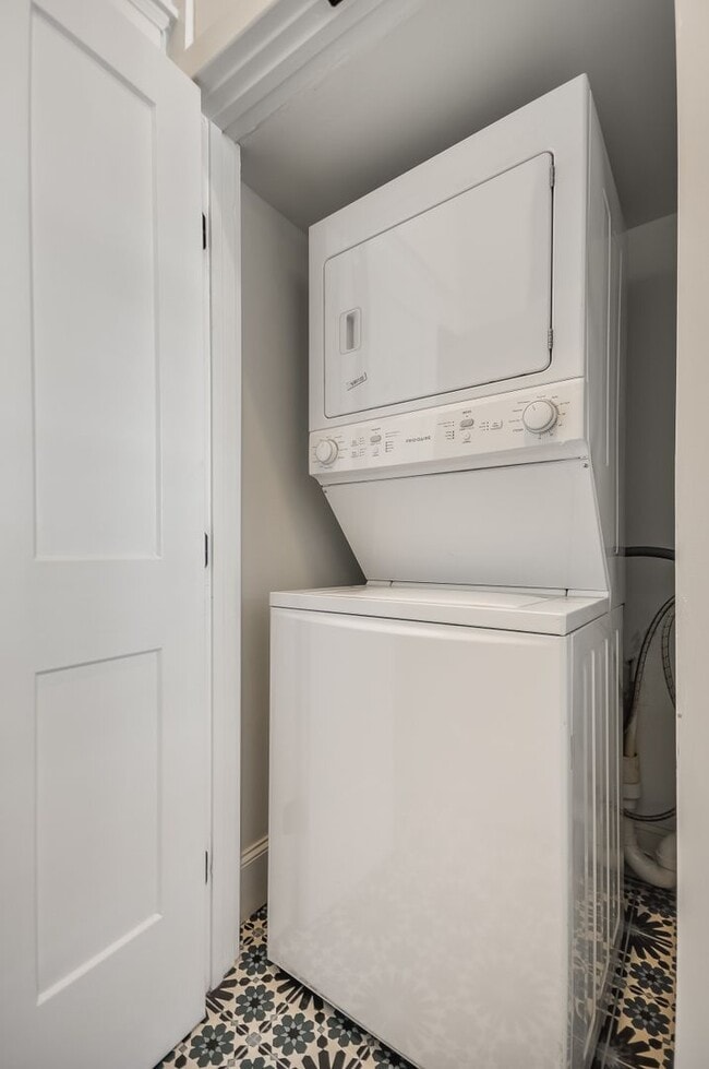 Building Photo - Beautifully Updated Midtown Studio Apartment Walking Distance to Piedmont Park!