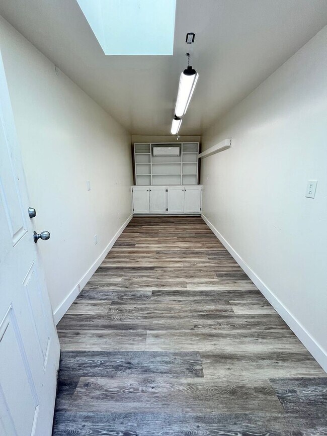 Building Photo - MOVE IN READY!! 2 BEDROOM 1 BATH W/OFFICES