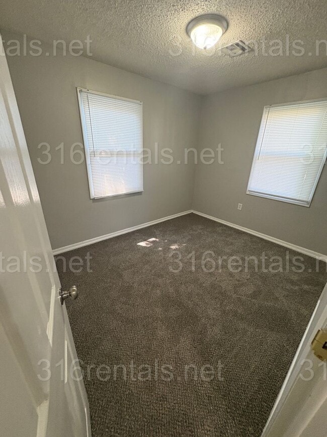 Building Photo - $950 - 3 bedroom / 1 bathroom - Single Fam...