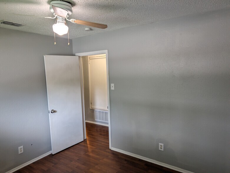 Building Photo - 2804 Catalina Dr