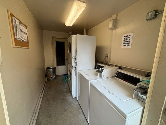 Building Photo - 2 Bedroom Sherman Oaks Condo for Rent!