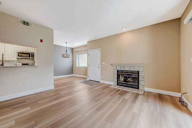 Building Photo - charming 1-bedroom, 1-bathroom home located on the ground level overlooking the green belt in Par...