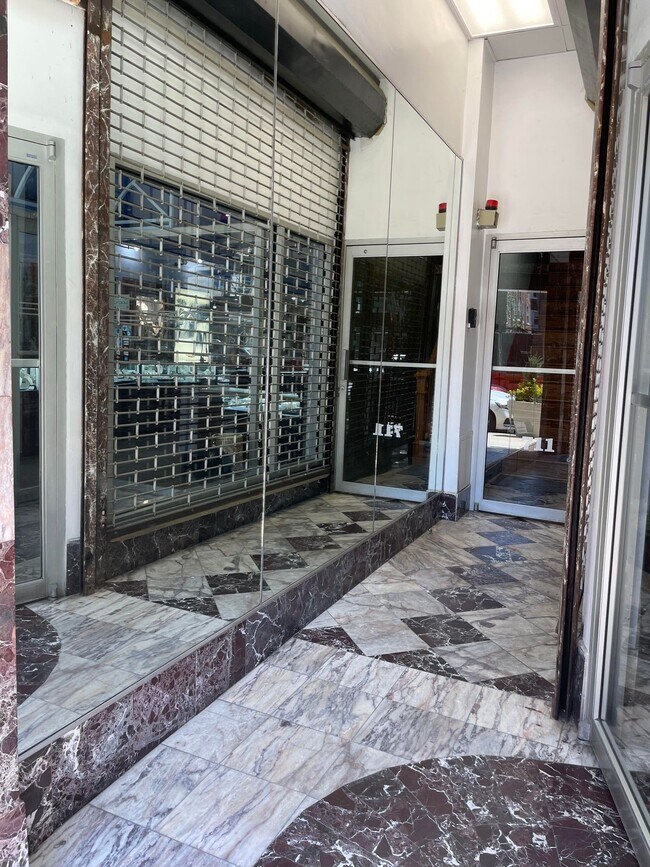 Building Photo - 711 Sansom St