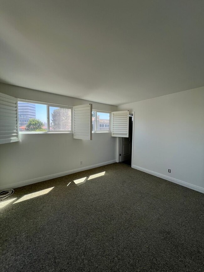 Building Photo - Tri-Level 2bed 2.5 bath Huntington  Beach Condo