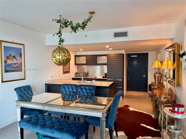 Primary Photo - 200 Biscayne Blvd Way