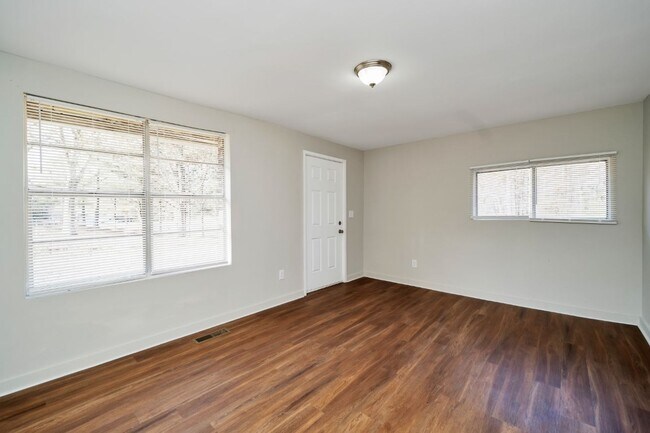 Building Photo - 1624 Fairview Dr